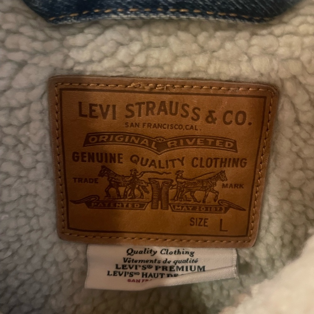 Levi's Blue Denim Jacket with Cream Sherpa Collar - Picture 2 of 3